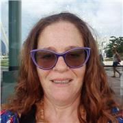 Profesora de lengua castellana y literatura imparte clases de eso y bachiller. Refuerzo escolar en primaria con dinámicas de aprendizaje mediante el juego y el arte